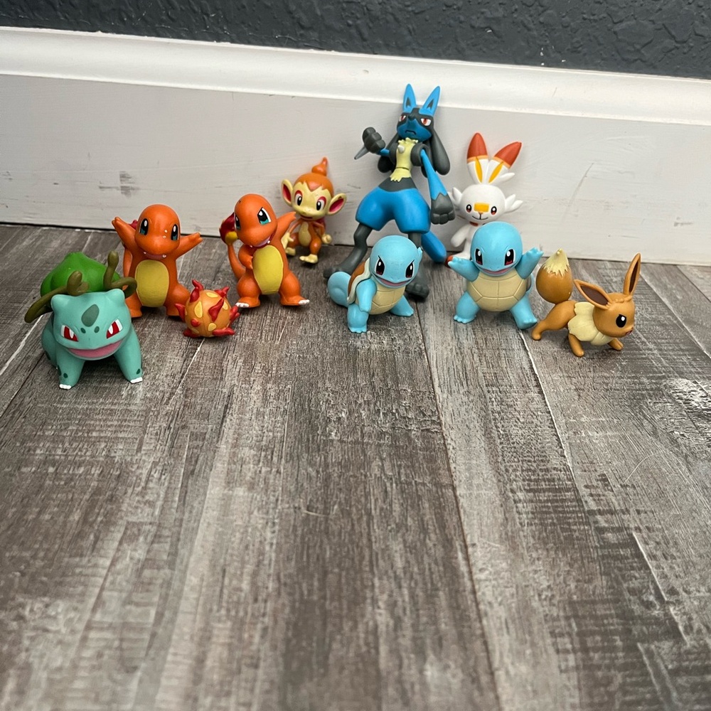 Pokémon battle figures